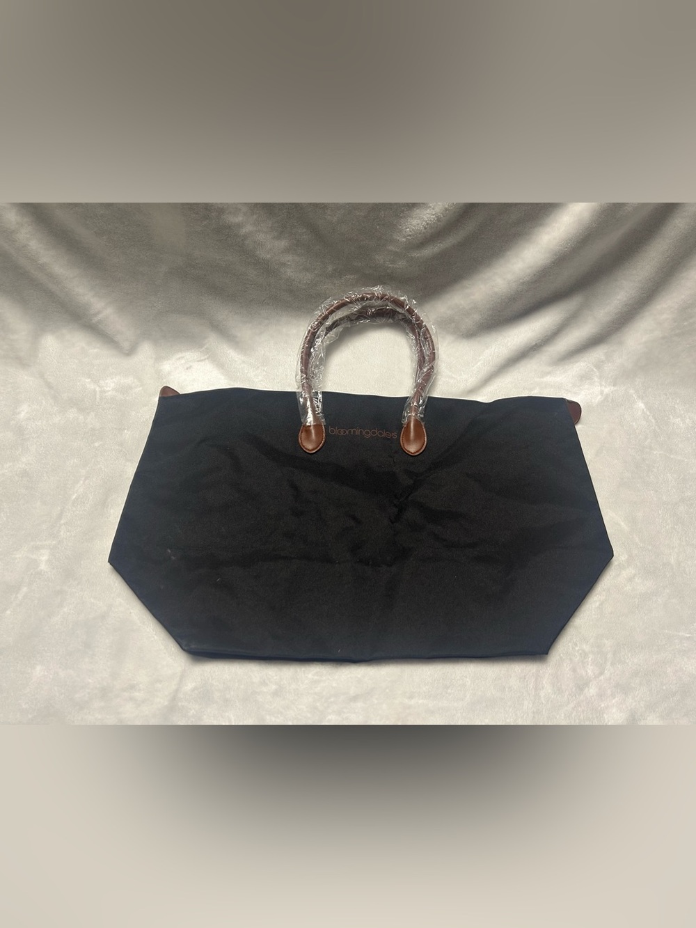 Bloomingdale's large black zip up travel shopping tote bag brown handles